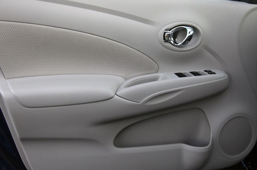  Nissan Versa 2012 года  (фото 9 из 111)